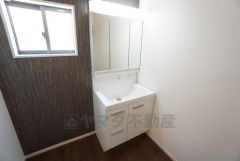 三面鏡にハンドシャワー付きで使いやすい洗面台です＾＾鏡裏と洗面ボウル下に収納付きの洗面台なので、整理整頓ができスッキリと使えます＾＾