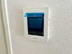 今や必需品となっておりますTVモニター付きインターホンです。録画・再生器のもついており防犯性もばっちりです。キッチン横にありワンタッチで外の方とお話ができますので便利です。