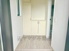 たっぷり収納できるシューズボックス付きなので、家族全員の靴がきれいに整頓できます。