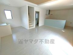 家族が集まる開放的なリビング。思い思いの時間を過ごしたり食事をしたり、素敵な団らんの場になりますね。