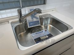広々としたステンレスシンクには、洗剤やスポンジを収納出来るラック付き。広さも確保しているので、大きなお鍋も洗いやすいです。