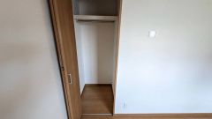 奥行のあるクローゼット。各居室に収納がございます＾＾