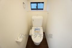 温水洗浄機付トイレです。節水機能もあるので、安心して使えますね。もちろん、1階2階の2ヶ所にトイレがあるので、忙しい朝にもゆとりができますね。