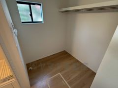 便利な洗面室収納。散らかりがちなバスタオルや清掃用品、化粧品や予備のシャンプー等もきれいに整頓できますね。