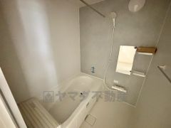 1日の疲れを癒すくつろぎのバスルーム。足を伸ばしてもゆったりと入れるサイズです。お子様と一緒にお風呂に入っても狭くないですね＾＾