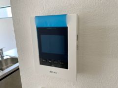 今や必需品となっておりますTVモニター付きインターホンです。録画・再生器のもついており防犯性もばっちりです。キッチン横にありワンタッチで外の方とお話ができますので便利です。