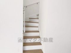 家族のコミュニケーションがとりやすいリビング階段採用