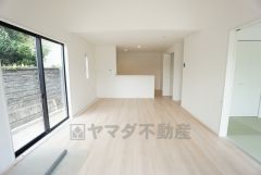 家族が集まる開放的なリビング。思い思いの時間を過ごしたり食事をしたり、素敵な団らんの場になりますね。
