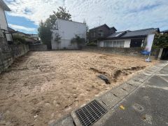 駐車スペース2台分（車種による）あります。 ご夫婦で1台ずつ所持されているご家庭にも安心ですね。