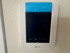 防犯性もばっちり、TVモニター付きインターホン完備。大きなモニターで玄関先を確認できます。録画機能が付いているので不在時の訪問者も確認できて安心です＾＾
