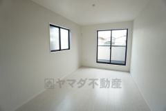 同仕様写真。現況と異なる場合は現況を優先します。居室としてももちろん、収納や書斎、お子様のプレイスペースにも＾＾使い勝手が良さそうです＾＾