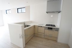 同仕様写真。現況と異なる場合は現況優先です。 作業スペースを広く使えるL型キッチンです。作業動線が短くなるので、効率よくお料理ができます＾＾