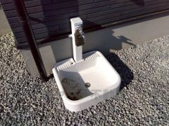お車の洗車や外壁のお掃除をする際に便利な外水栓。