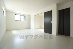 大きな掃き出し窓のあるリビングは、陽光あふれる明るい空間です。ゆったりと寛げる憩いの場となりそうです。