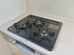 3種類の料理が同時に調理できる、3口ガスコンロ。忙しい夕食の支度時間が短縮できて効率よくお料理が楽しめます。