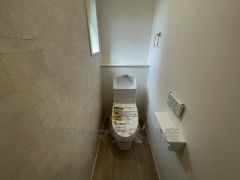 温水洗浄機付トイレです。節水機能もあるので、安心して使えますね。もちろん、1階2階の2ヶ所にトイレがあるので、忙しい朝にもゆとりができますね。