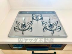 複数の調理を一度に行うことができる3口コンロ。効率よくお料理が出来ます。毎日のお料理も楽しくなりますね＾＾