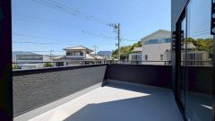 陽当たりの良いバルコニーです。お洗濯やお布団干しはもちろん、日光浴スペースにも。足元は防水工事施工済です。