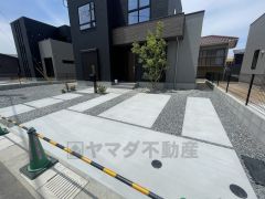 駐車スペースはゆとりある2台分を確保。マイカー用に、お客さま用に、余裕を持ってご利用いただけます。