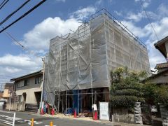 前面道路西側7.5ｍに面しています。