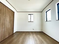 家具を選ばないナチュラルなフローリングとシンプルなクロスです＾＾