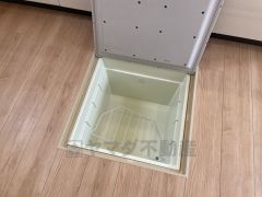 キッチンには床下収納を設けています。生活スペースを減らさず、キッチン用品や非常食など様々なものを収納できます。