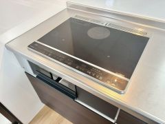 お手入れのしやすいIHクッキングヒーターです。3口コンロなので、効率よくお料理が楽しめます。毎日のお料理も楽しくなりますね＾＾