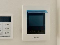 防犯はもちろん、セールスマン対策にもなるモニター付きインターホンです。 来訪者の顔が見えるので安心ですね＾＾