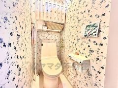 ウォシュレット、暖房便座、節電・節水機能など、使い勝手のよい高機能トイレです。 窓付きのトイレは換気もしやすく清潔に使えます＾＾