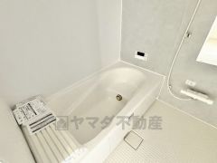 1日の疲れを癒すくつろぎのバスルーム。足を伸ばしてもゆったりと入れるサイズです。お子様と一緒にお風呂に入っても狭くないですね＾＾