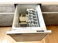 炊事時間を大幅に短縮できる食器洗浄乾燥機付き＾＾食器を洗う手間が減るので家族とのコミュニケーションの時間や自分の時間が増えますね。