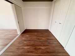 リビングに隣接した洋室です。居室としてももちろん、収納や書斎、お子様のプレイスペースにも＾＾使い勝手が良さそうです＾＾