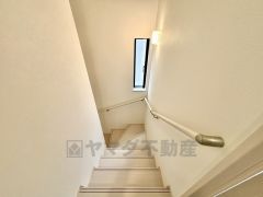 ご年配の方でも安心できる、手すり付き階段です＾＾段差も低めで設定されてますので安全性にも優れてますね＾＾