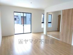 家族が集まる開放的なリビング。思い思いの時間を過ごしたり食事をしたり、素敵な団らんの場になりますね。