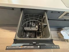 炊事時間を大幅に短縮できる食器洗浄乾燥機付き＾＾食器を洗う手間が減るので家族とのコミュニケーションの時間や自分の時間が増えますね。