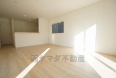 リビングは広々とした設計で、家族が集い、寛ぐ暮らしの空間を演出しています。