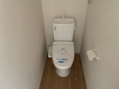 ウォシュレット付きトイレです。1階2階の2ヶ所にトイレがあるので、忙しい朝にもゆとりができますね＾＾
