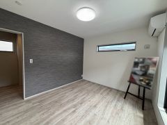 主寝室としてお使いいただけそうなこちらのお部屋は、日当たりが良く、爽やかな風を感じて起きる朝は、快適生活の始まりに。