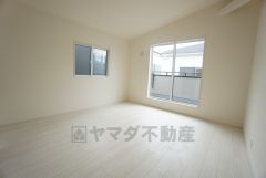 バルコニーに面した陽当たりの良い洋室です＾＾
