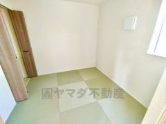 リビング隣には、ホッとできる和室を用意。お子様のお昼寝スペースや書斎としても活躍してくれそうです＾＾
