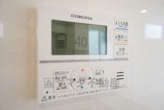 キッチン横からお湯張り、追い炊き、足し湯がボタン一つで楽々操作できる給湯機リモコンです＾＾忙しい夕飯の準備の時間帯に重宝しますね。