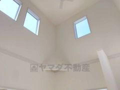 吹き抜け構造。陽当たり良好の為、明るく開放感あふれる空間となっています＾＾