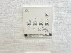 浴室暖房乾燥機付き。天候に左右されず、いつでも好きなときに洗濯物を干せるので、仕事や家事で忙しい方に重宝します。
