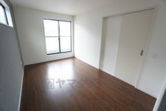 主寝室としてお使いいただけそうなこちらのお部屋は、日当たりが良く、爽やかな風を感じて起きる朝は、快適生活の始まりに。