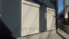 道路に面した居室に電動シャッター付き。