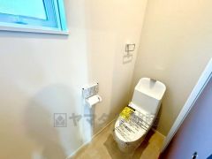 ウォシュレット付きトイレです。1階2階の2ヶ所にトイレがあるので、忙しい朝にもゆとりができますね＾＾ 温水洗浄便座リモコン付き。