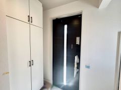 たっぷり収納できるシューズボックスが付いた玄関です。家族全員の靴がきれいに整頓できます。