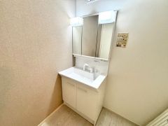 三面鏡にハンドシャワー付きで使いやすい洗面台です＾＾鏡裏と洗面ボウル下に収納付きの洗面台なので、整理整頓ができスッキリと使えます＾＾