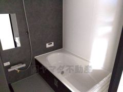 1日の疲れを癒すくつろぎのバスルーム。足を伸ばしてもゆったりと入れるサイズです。お子様と一緒にお風呂に入っても狭くないですね＾＾