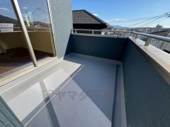 陽当たりの良いバルコニーです。お洗濯やお布団干しはもちろん、日光浴スペースにも。足元は防水工事施工済です。